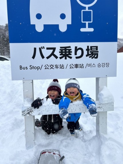 雪遊びでスキーよりも笑顔！スキー場のバス停にて｜郡山市 新築住宅 大原工務店のブログ