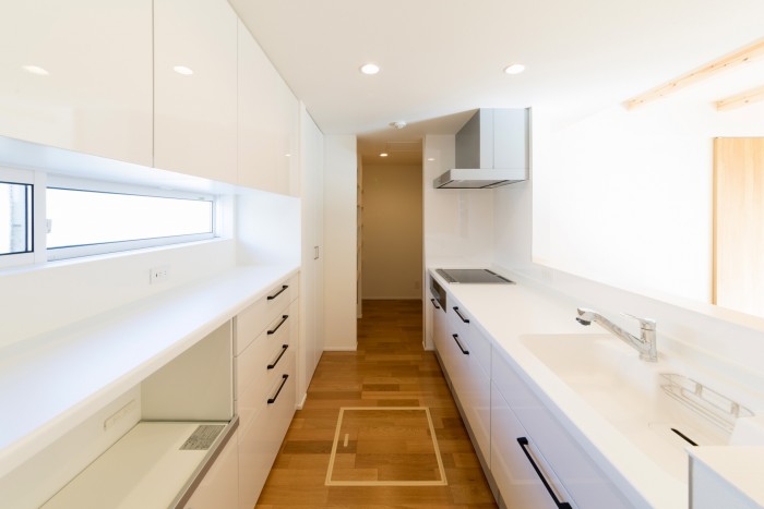 お客様邸の白を基調としたキッチンです。| 郡山市 新築住宅 大原工務店のブログ