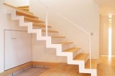階段をインテリアデザインの構成要素として設え魅力的な玄関ホールが実現階段下まで土間を拡げ一部を収納として活用