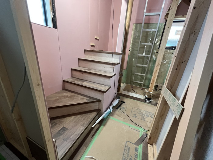 カッコいいひな壇階段の施工が始まりました！郡山市大槻町　新築注文住宅　N様邸です。