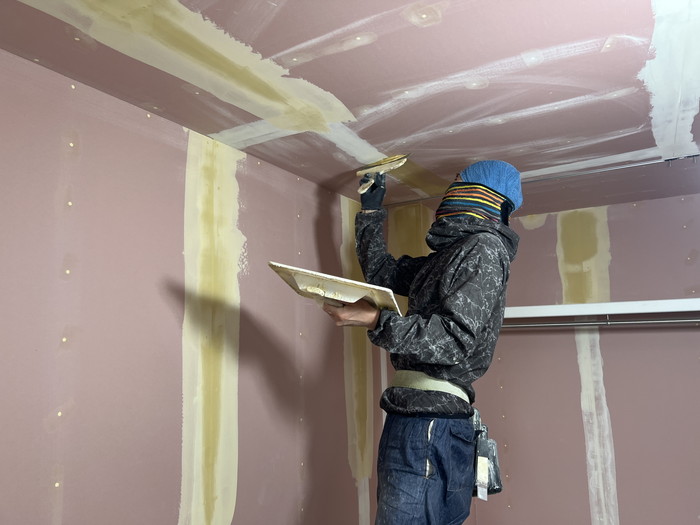 クロスを綺麗に仕上げるコツとは・・・？郡山市大槻町　新築注文住宅　N様邸です。