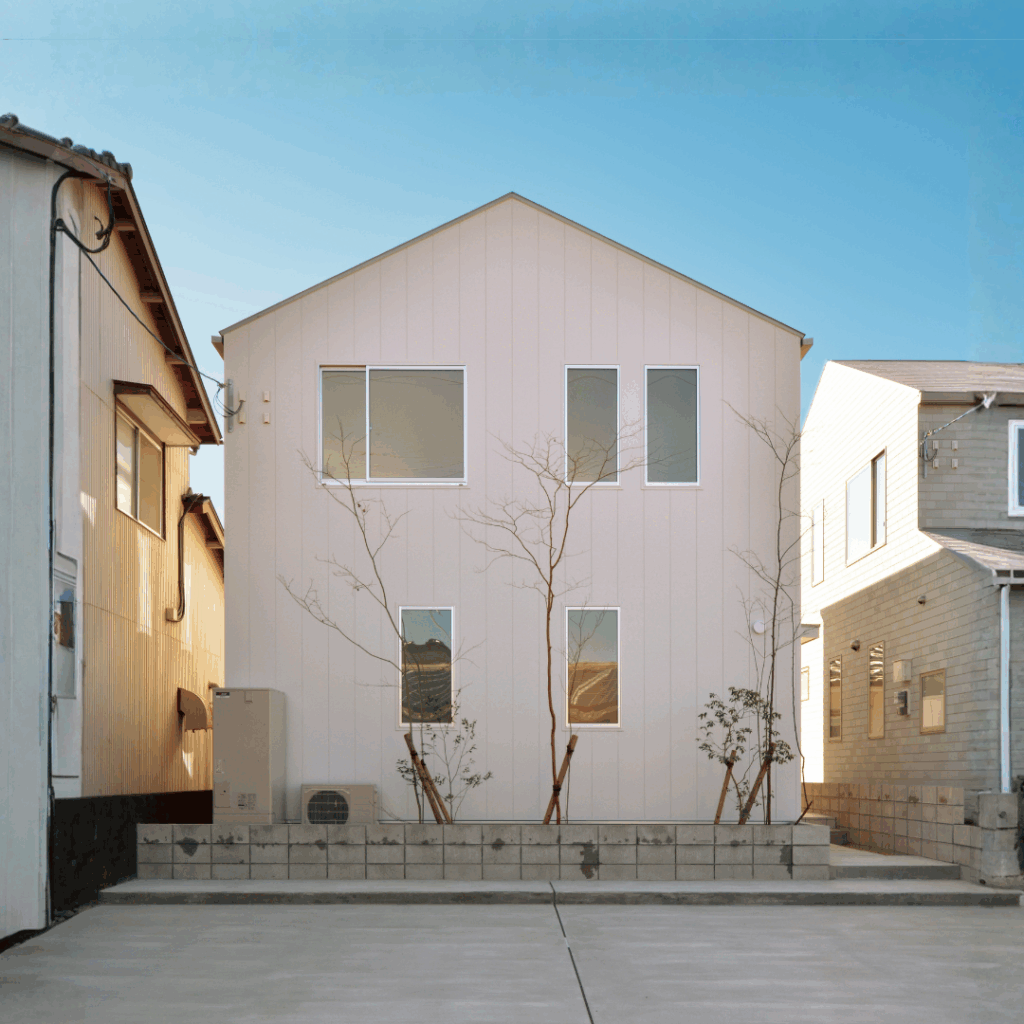 シンプルかつナチュラルな三角屋根の住まい