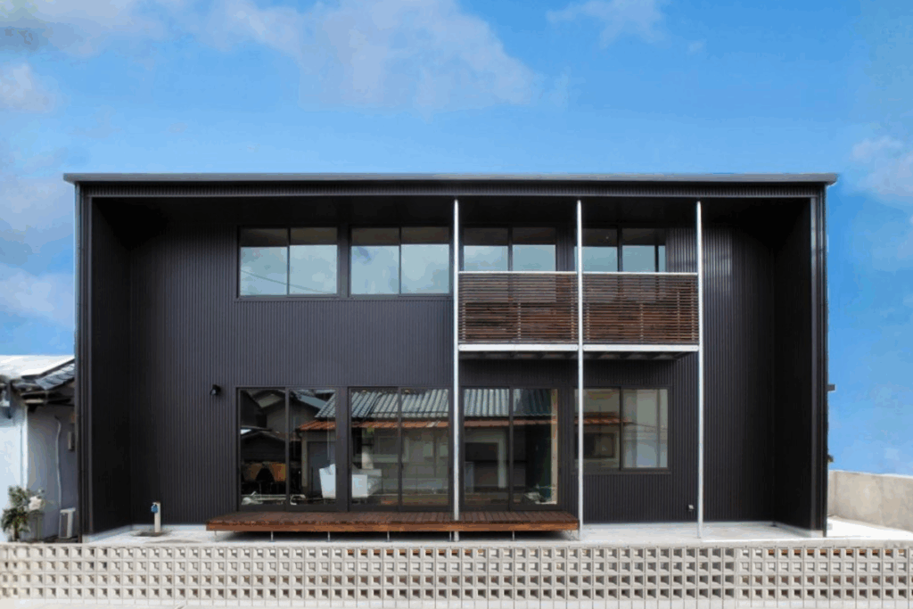 黒のガルバリウム合鋼の外観と木のぬくもりを感じる内装