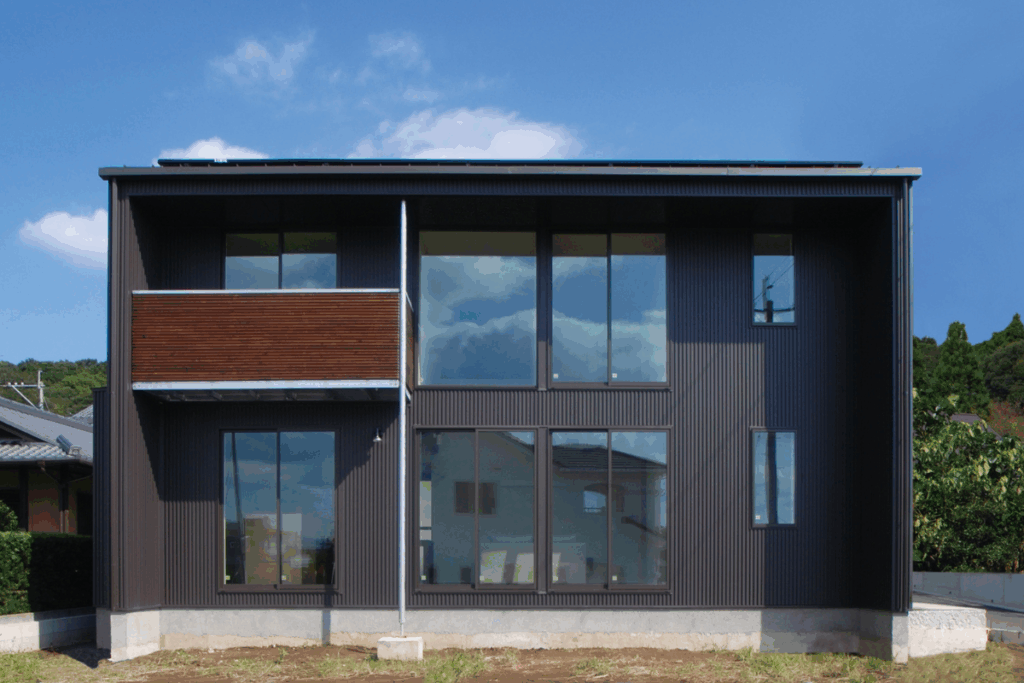 黒の外観が際立つキューブ型の注文住宅。