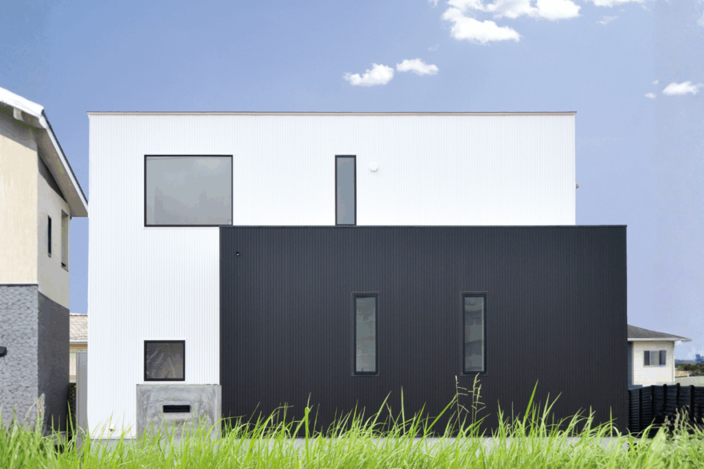 白×ネイビーの箱がつながる住まい