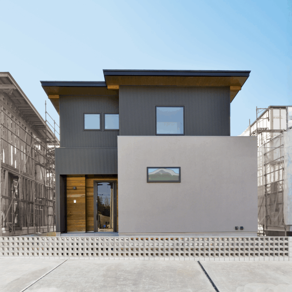 塗り壁とガルバ外壁、レッドシダーを組み合わせた外観の住まい