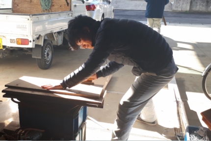 造作下駄箱の棚板をやすりでかけています。郡山市安積町|郡山市 新築住宅 大原工務店のブログ
