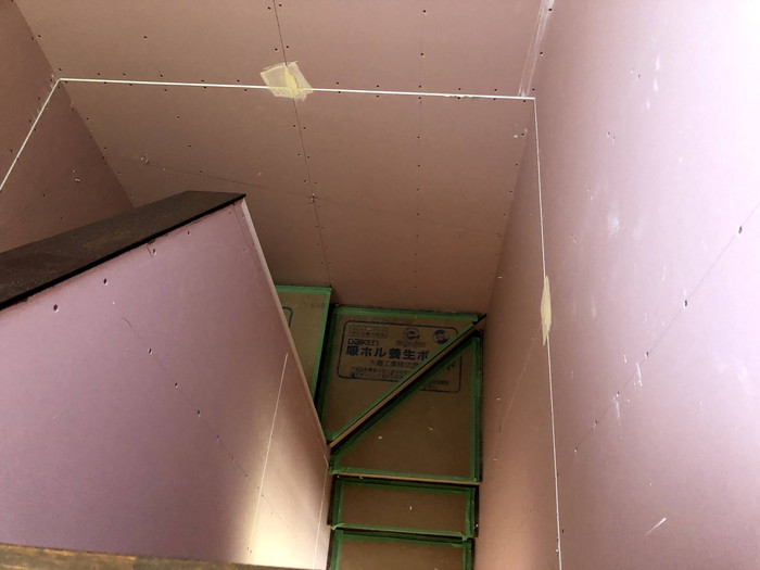 階段笠木も、しっかり塗っていきます。本宮市高木| 郡山市 新築住宅 大原工務店のブログ