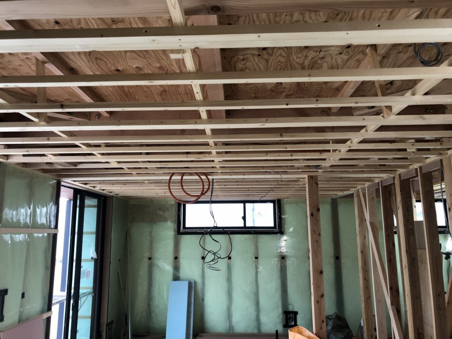 天井の下地材を組んでいきます(^^)/|郡山市 新築住宅 大原工務店のブログ