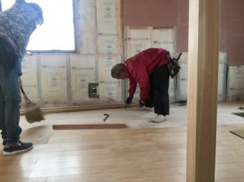 矢吹町　新築住宅H様　フローリングの張り方作業を行っております。