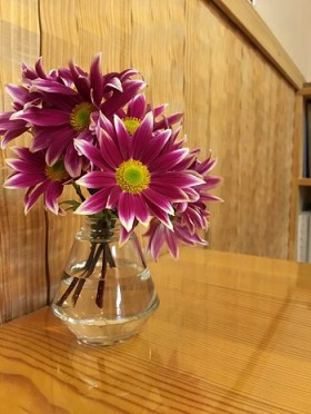 玄関土間にお客様から頂いたお花を飾ってみました