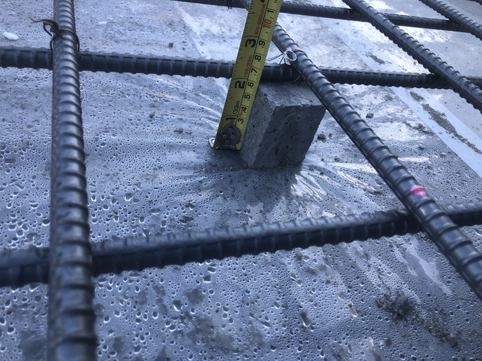 べた基礎の、コンクリートが被り厚を確認していきます。郡山市安積町| 郡山市 新築住宅 大原工務店のブログ