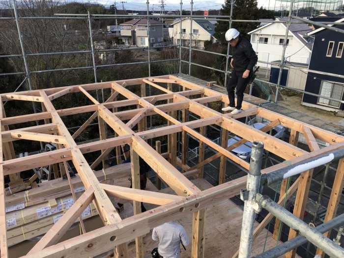 屋根の高さに立っている大工さん凄い、、、|郡山市 新築住宅 大原工務店のブログ