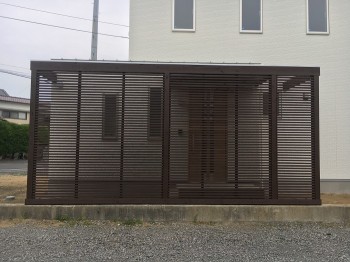 玄関の木製ルーバー取付完了！　まもなく工事完了！　富田町　新築住宅　I様邸
