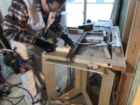 木材を切っている様子です。郡山市熱海町| 郡山市 新築住宅 大原工務店のブログ