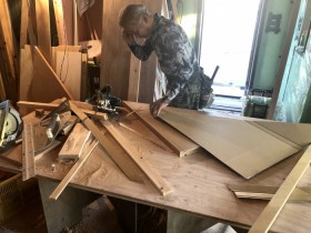 木材をカットしている様子です。郡山市富久山町| 郡山市 新築住宅 大原工務店のブログ