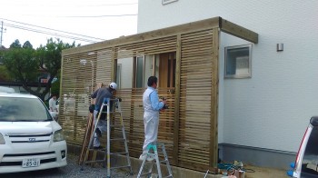 玄関の木製ルーバー取付完了！　まもなく工事完了！　富田町　新築住宅　I様邸