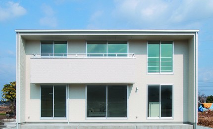 真っ白な外壁の四角い家　シンプルデザインハウス-外観-|郡山市 注文住宅 大原工務店の施工例